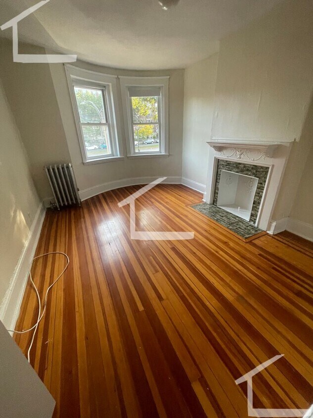 Primary Photo - Nicely renovated 1 bed split next to the G...