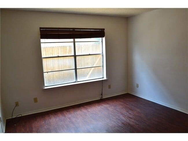 Photo - 1107 N Locust St Apartment
