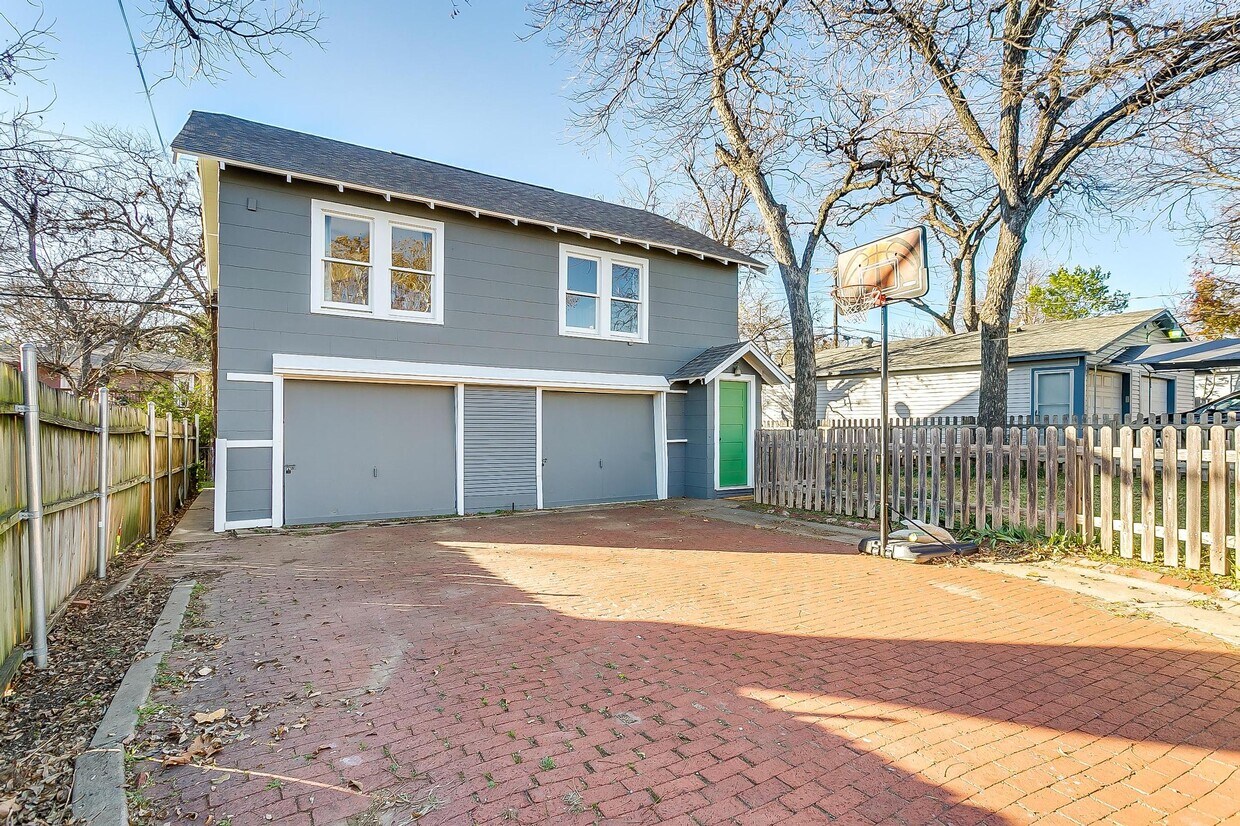 1720 Clover Ln, Fort Worth, TX 76107 House Rental in Fort Worth, TX