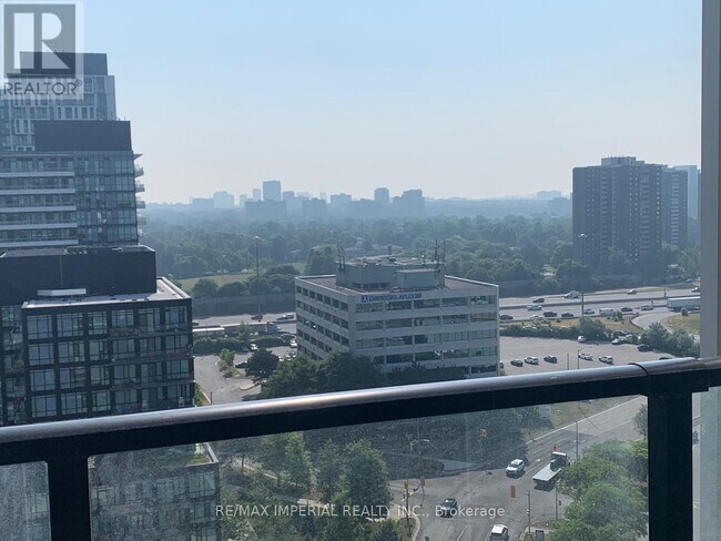 Photo du bâtiment - 1510-1150 FAIRVIEW MALL Dr