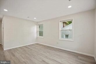 Building Photo - 906 Elfin Ave