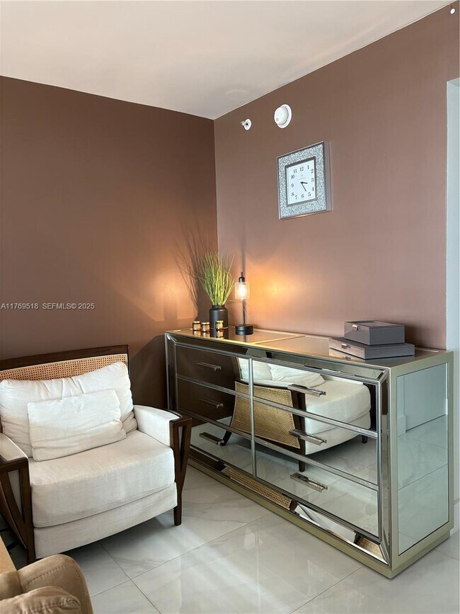 Foto del edificio - 100 Lincoln Rd