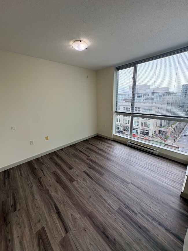 Building Photo - 732 Cormorant St