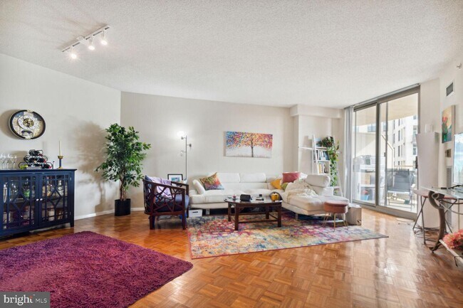 Building Photo - 7111 Woodmont Ave