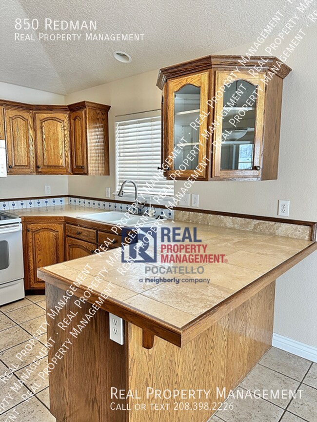 Building Photo - 850 Redman-