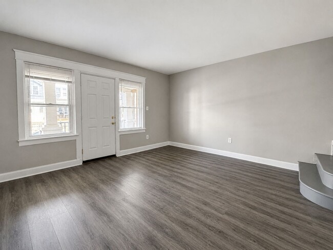 Building Photo - Spacious 3-Bedroom Rental with Front Porch, Backyard & Basement