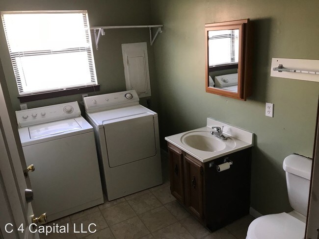 Foto del edificio - 303-305 Maple Grove Way
