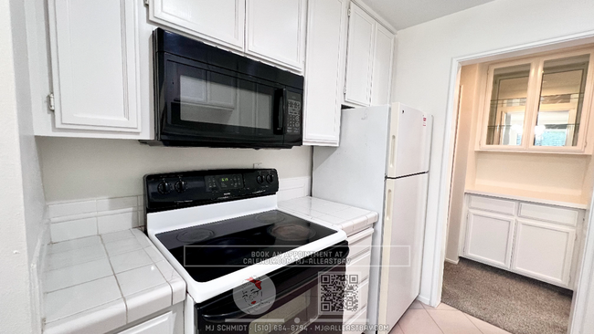 Building Photo - Large 1 bedroom with courtyard view includ...