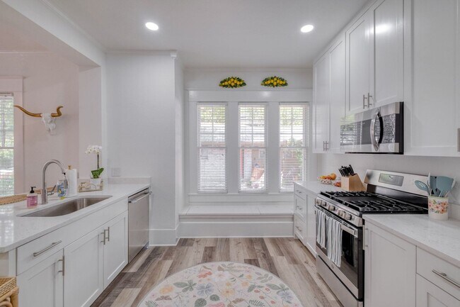 Foto del edificio - Top of the line remodeled 5 BED in the har...
