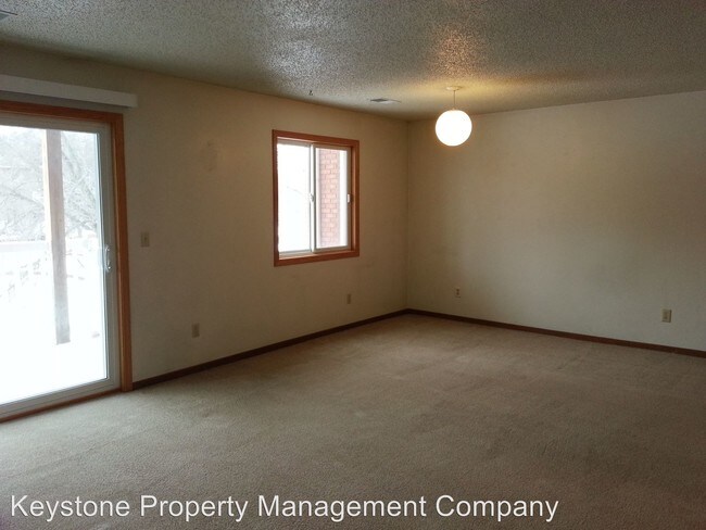 Building Photo - 215 Woodside Dr