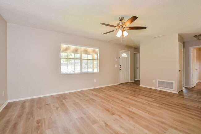 Foto del edificio - 670 Hibiscus Rd