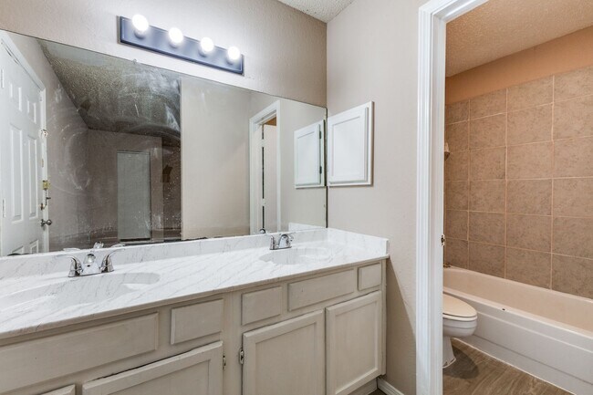 Foto del edificio - 9833 Walnut St