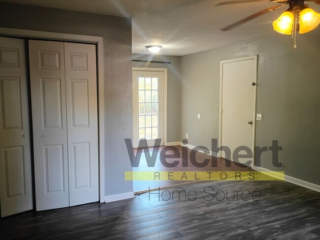 Foto del edificio - Charming 3-Bed Home with Fenced Yard and Carport