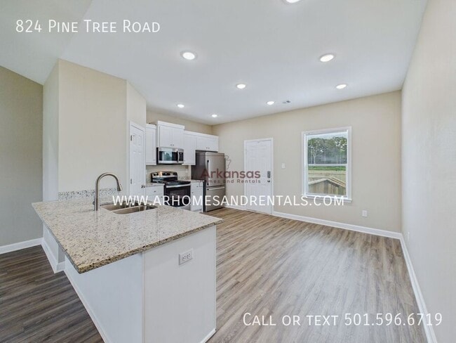 Building Photo - 824 Pine Tree Rd
