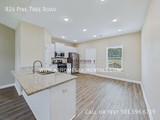 Foto del edificio - 824 Pine Tree Rd