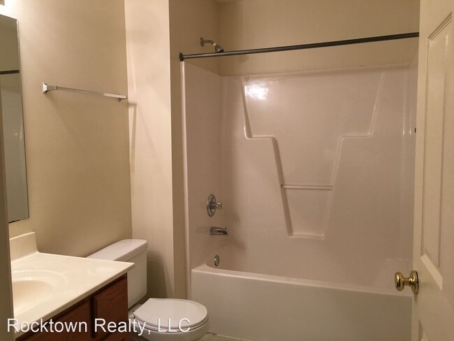Building Photo - 2 br, 1.5 bath House - 2451 Mosby Court