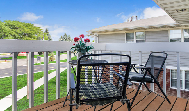 Foxcroft Apartments Patio - Foxcroft Apartments