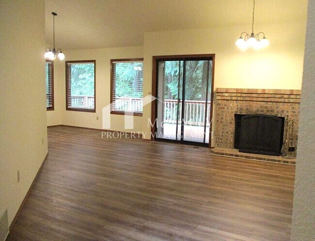Building Photo - Beautiful 4 Bedroom 2.75 Bathroom Home in ...