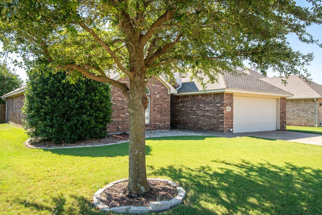 10913 Golfview Way, Benbrook, TX 76126 House Rental in Benbrook, TX