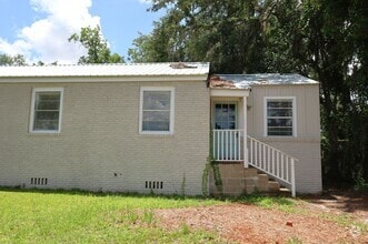 Building Photo - 817 Lilly St