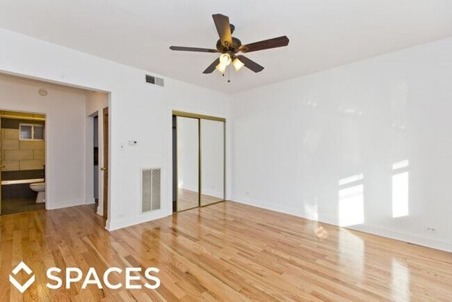 Building Photo - 1634 W Montrose Ave