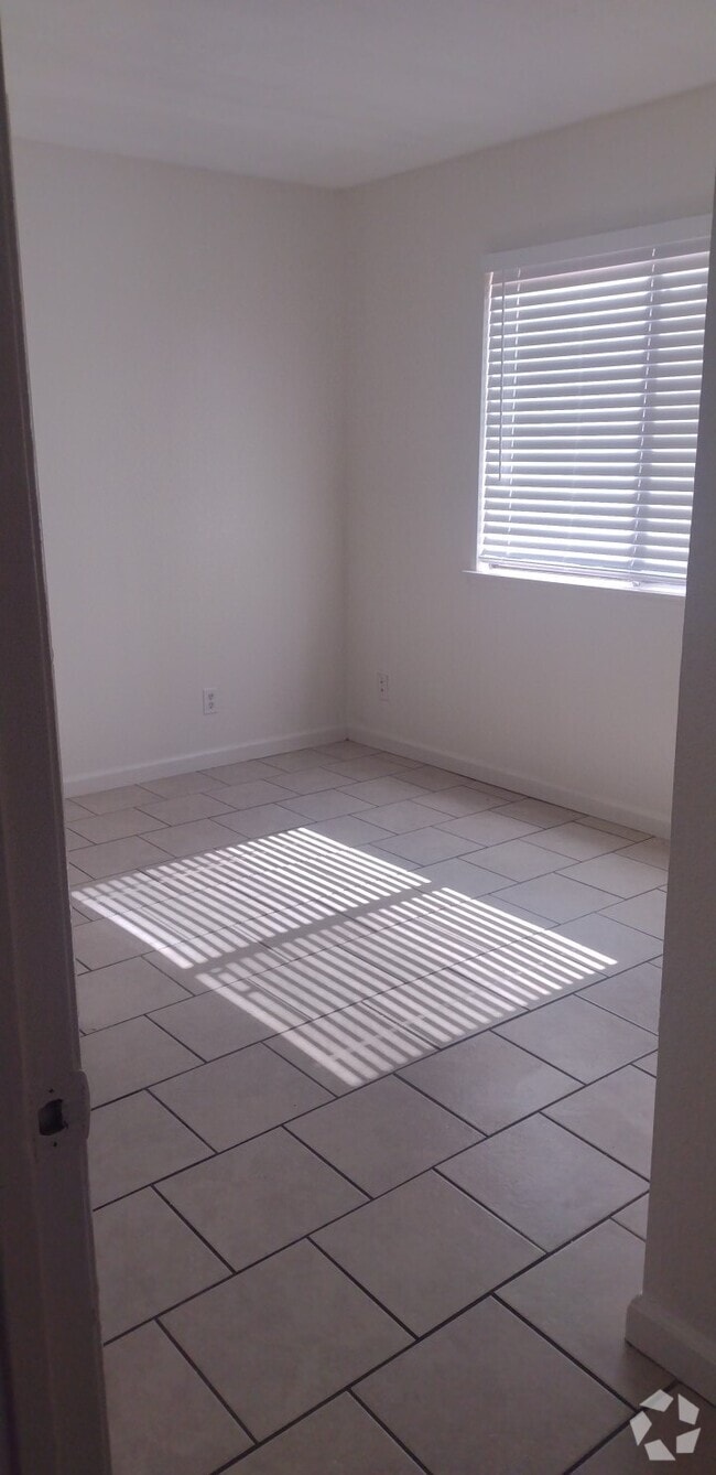Building Photo - 1022 E Avenue Q3