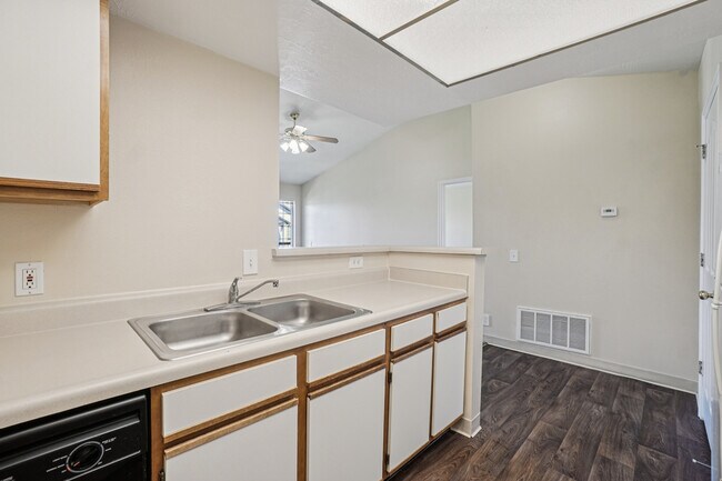 Kitchen - Sterling Pointe Apartments