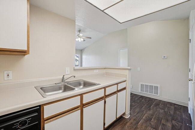 Kitchen - Sterling Pointe Apartments