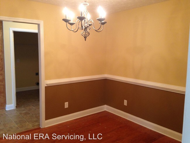 Building Photo - 1553 Queen Elizabeth Dr