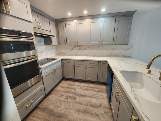 Foto del edificio - Spacious Two-Story 3bd Townhouse With Priv...