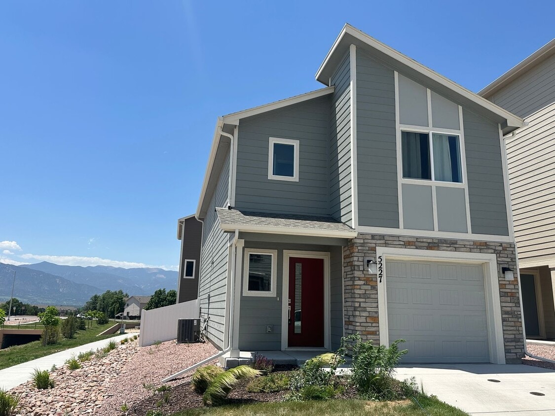 Primary Photo - Modern Living in Skyview Village