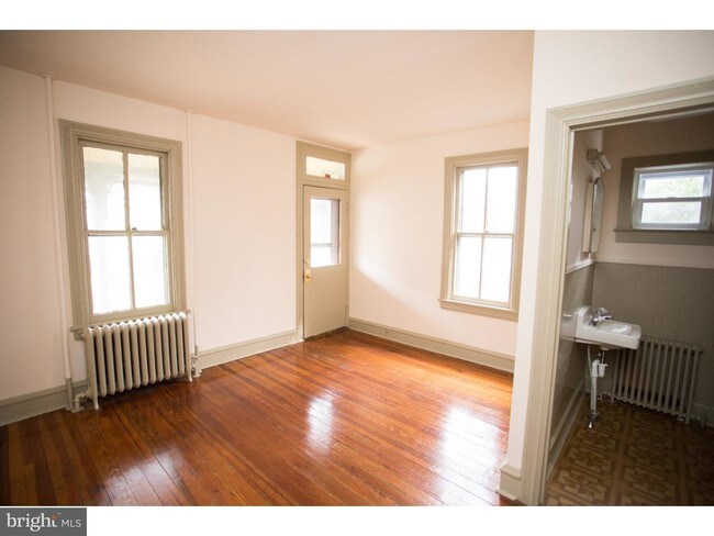 Foto del edificio - 232 W 2nd St