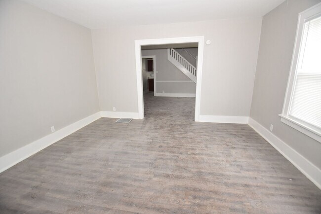 Foto del edificio - 118-120 W 8th St