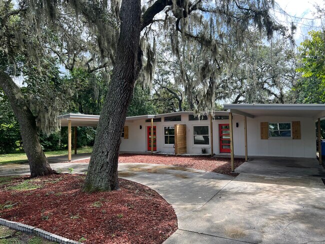 Building Photo - 1217 Lakeside Dr