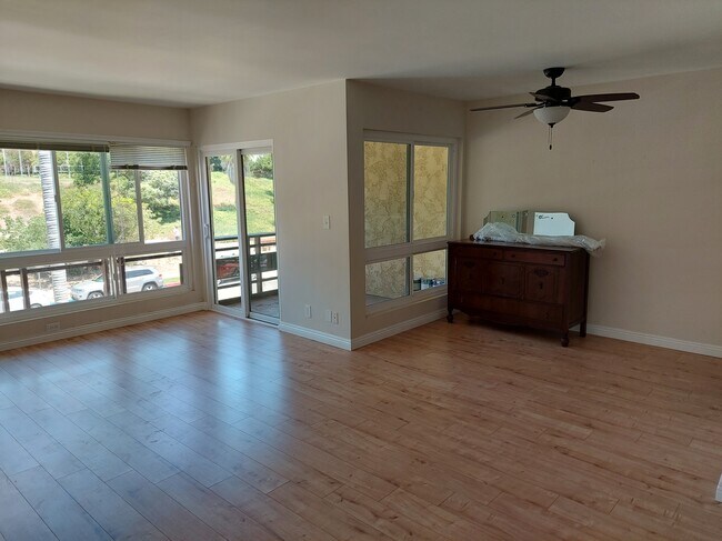 Sala de estar, balcón - 5600 Kensington Way