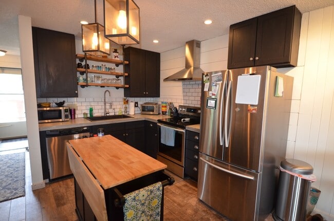 Foto del edificio - Updated Unit! Great Views! Year lease!