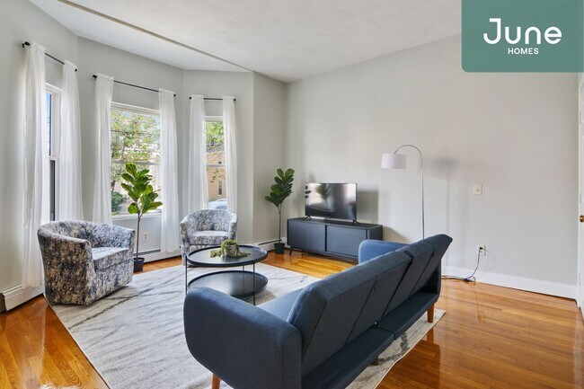 Building Photo - ROOM ONLY in 4-bed/2.0-bath Home