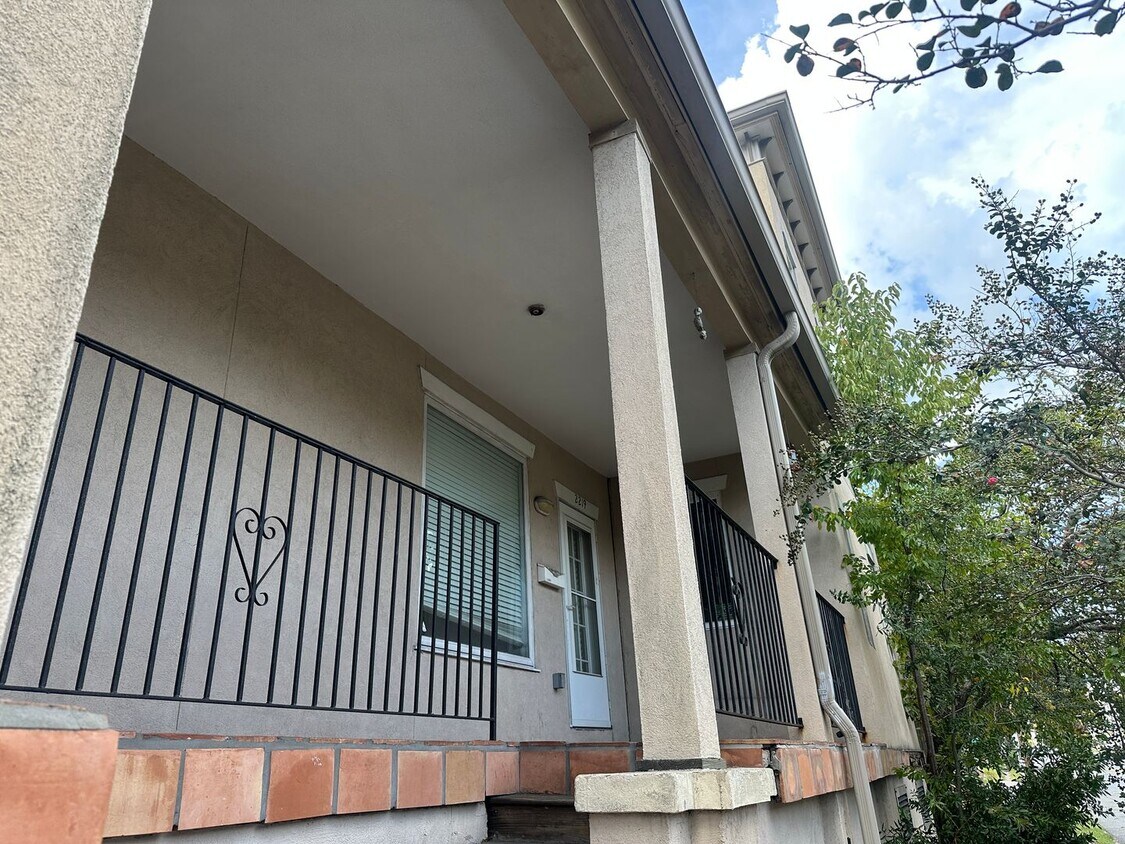 Foto del edificio - 2 BED | 2 BATH | GATED BACKYARD | THOMAS S...