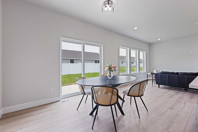 Building Photo - AWESOME 3 Bed 2 Bath Twin home in Sugar city