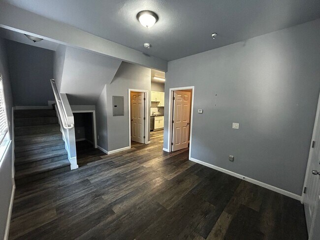 Foto del edificio - Renovated 2BR Home with Parking & Outdoor Space – Near Lake Merritt