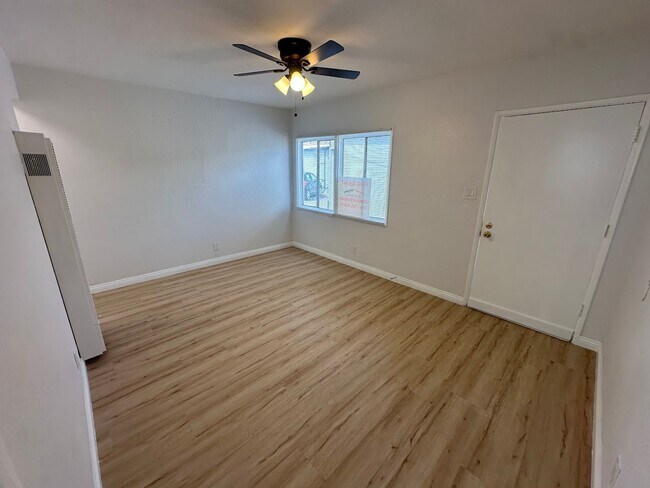 Foto del edificio - Fully Remodeled Ground-Level Studio Apartment with Modern Finishes