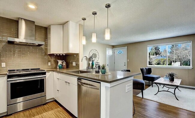 Building Photo - Adorable Kirkland rambler