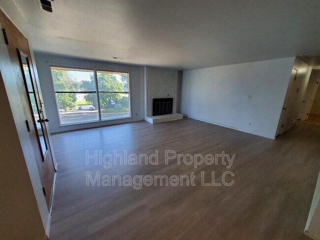 Foto del edificio - 1705 NE Wheatland Dr