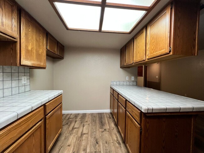 Foto del edificio - Beautiful 2 Story 5 BD 3 BA Home