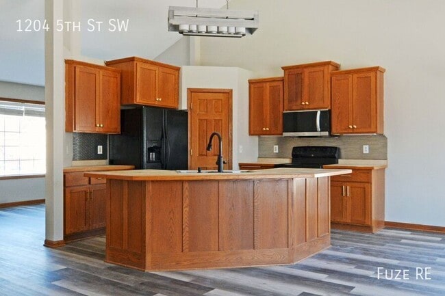 Building Photo - 1204 5th St SW