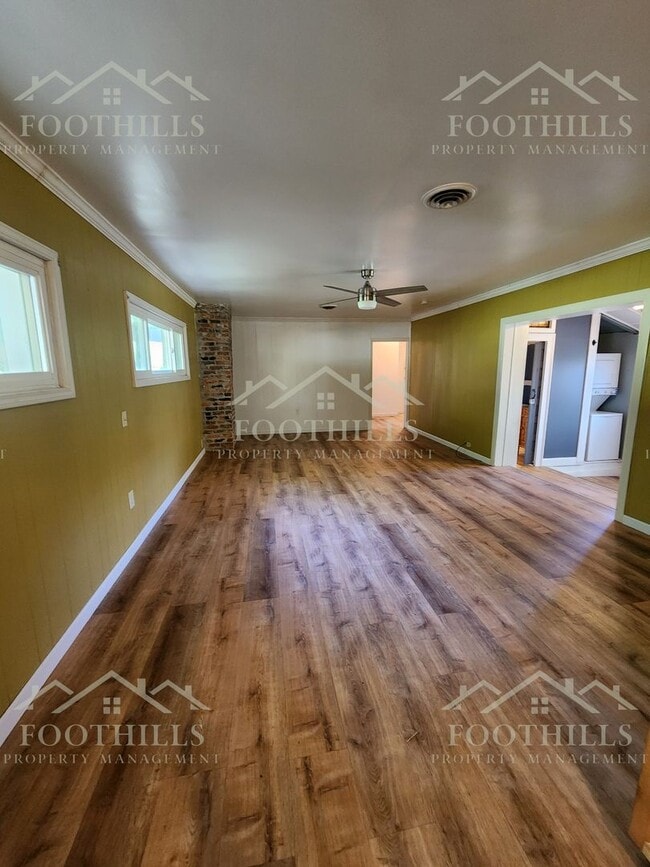 Building Photo - Charming Lake Cottage 2 Bedroom/2 Bath