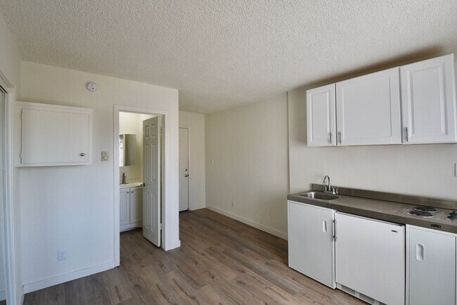 Building Photo - 5321-25