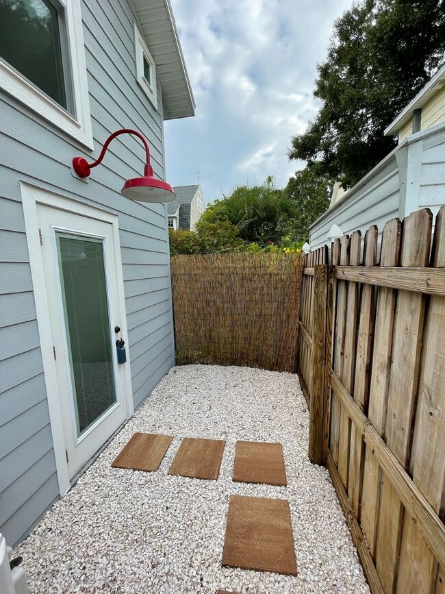 Building Photo - Quaint 1/1 in a great neighborhood located...