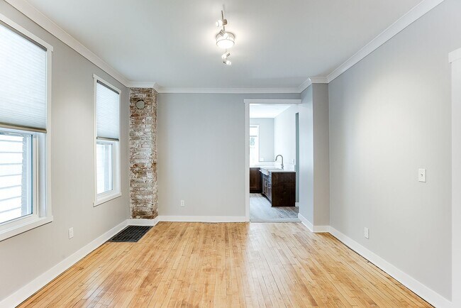 Comedor y chimenea de ladrillo visto - 1222 7th St W