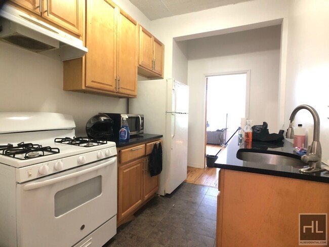 Building Photo - Wing 2 bedroom with sunny backyard!